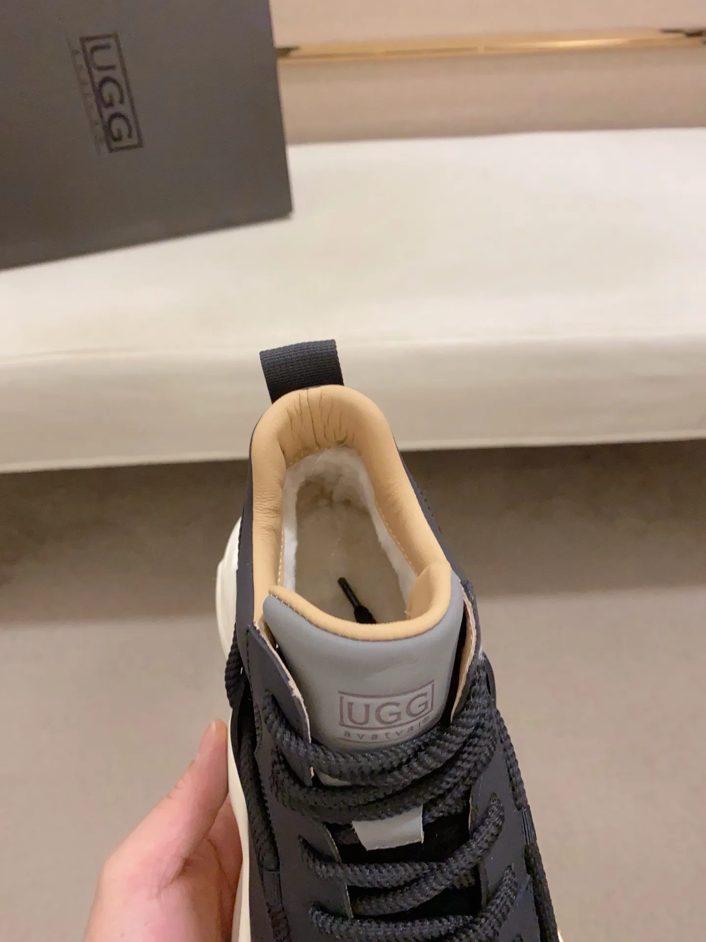 Factory price: 760💰(high-end goods) UGG❄️❄️The latest fashionable men's shoes👟 1:1⃣️Quality, fabric: high-end quality first-layer cowhide imported from Europe. Lining: wool lining, sole: pure imported foam outsole. ❤️High-end goods, fine workmanship, trendy and fashionable. The fit is very classy. If you know the goods, you will not be able to refuse😍😍Number of codes: 39-44
